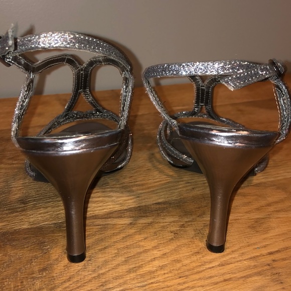 Cute Sparkly sliver heels - Picture 5 of 8